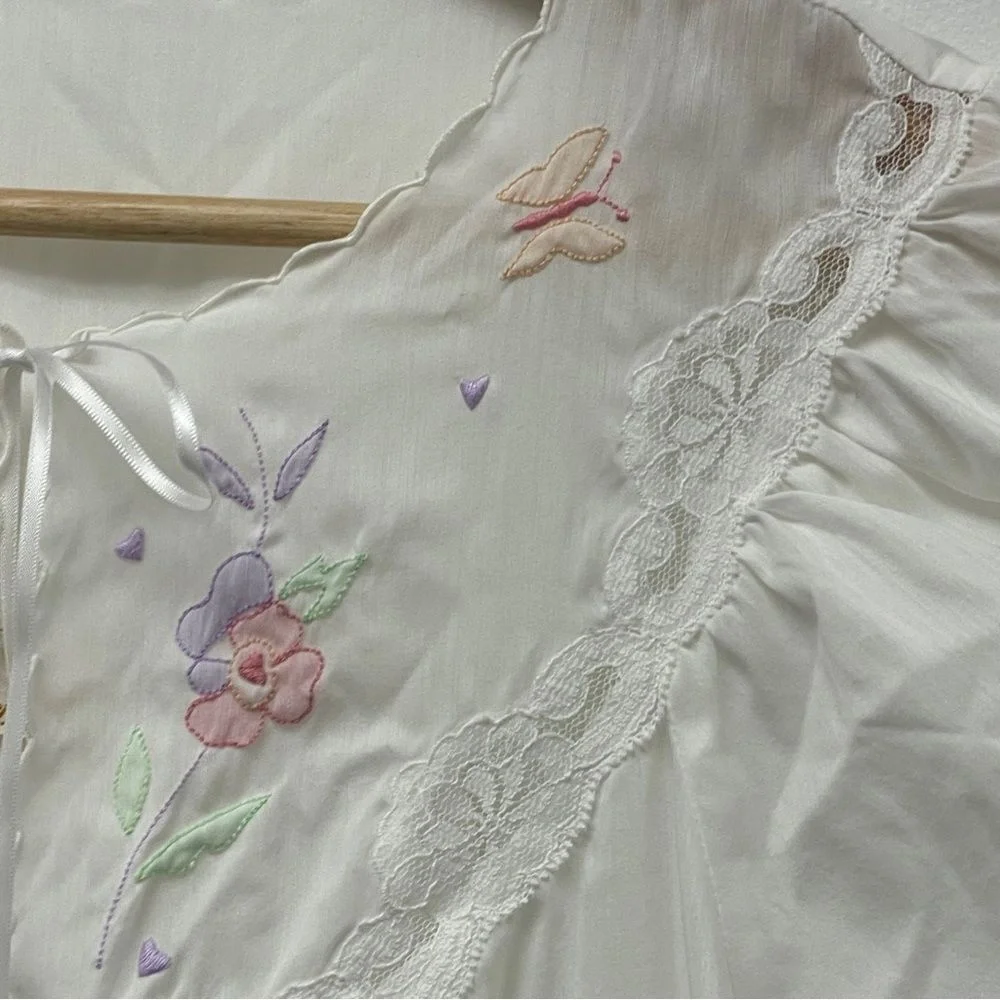 Vintage Barbizon Short-sleeved Nightgown size medium. White floral Lace nightie